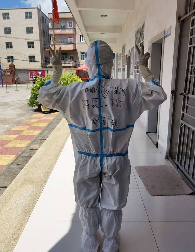 他们脱下防护服的那一刻,瞬间让人破防