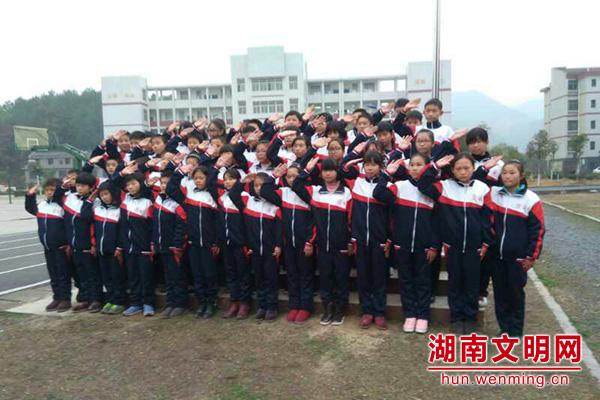 700套爱心校服温暖娄底沙塘中学山村娃