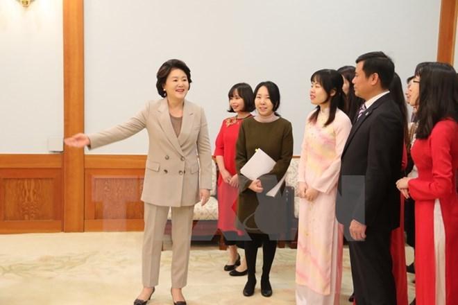 韩国总统文在寅夫人金正淑会见在韩越南留学生代表