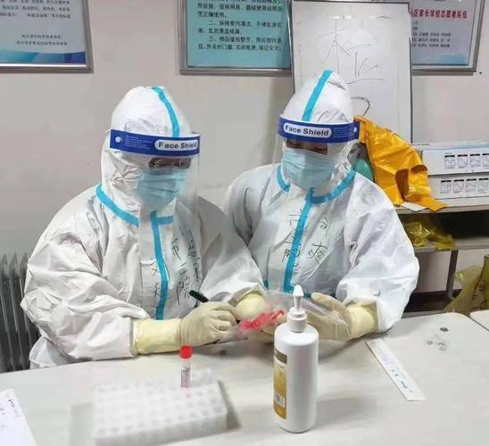当完成全部核酸采集任务后,李玉翠和其他队员们已经累得说不出话来.