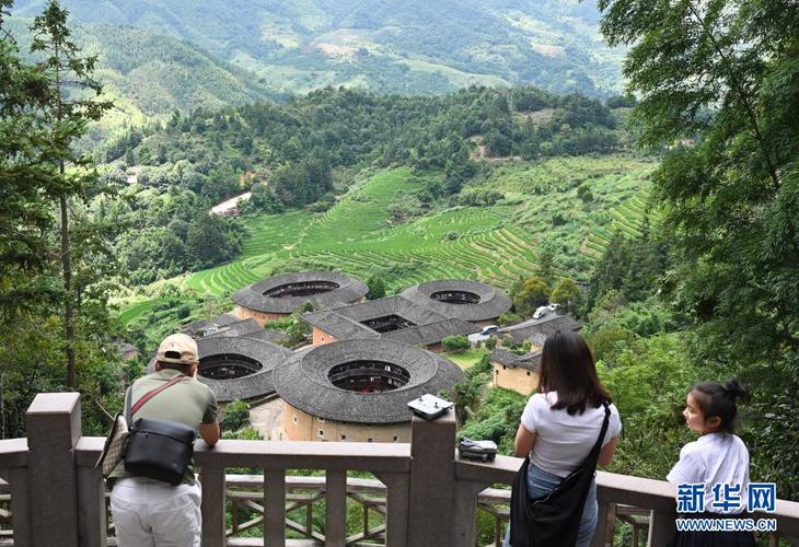 8月17日,游客在福建省漳州市南靖县书洋镇上坂村田螺坑土楼群参观.