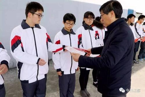 你家柜子里肯定有这件衣服!江都校服颜值大比拼,谁家最好看.