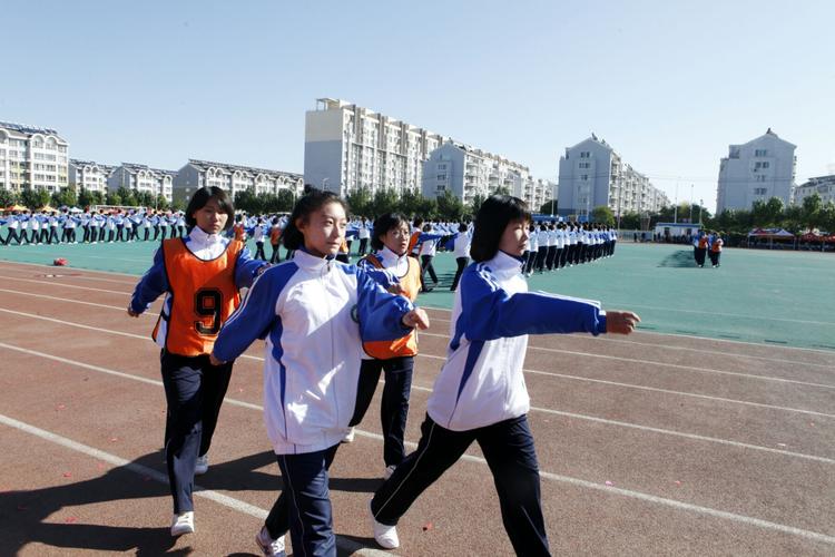 辽河油田第二高级中学第三十四届田径运动会一七级九班的可爱孩子们!