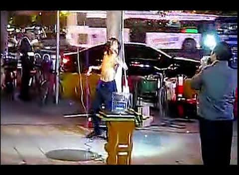 广州流浪歌手阿龙演唱《再爱茉莉花》却被质疑假唱!