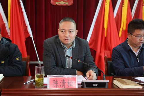 县委常委,常务副县长陈清松,副县长田茂荣率队到进化镇观摩烤烟生产