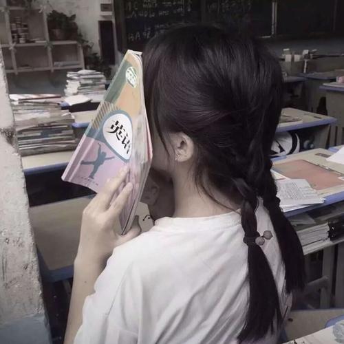书本挡脸的女生头像