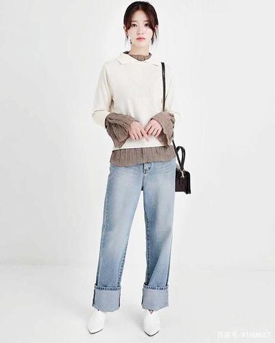 阔腿裤挽起裤脚,时尚感和个性很足.