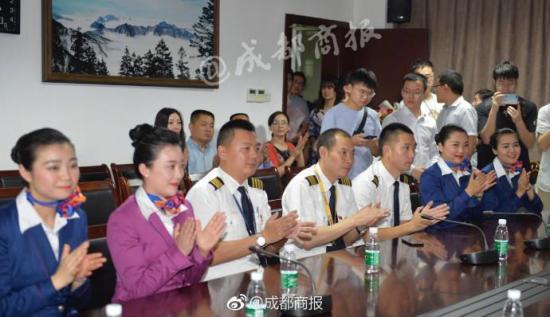 3u8633航班英雄机组亮相机组人员状态良好
