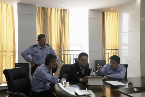 > 部门动态      5月15日上午,岚山区副区长,公安分局局长李廷伟同志