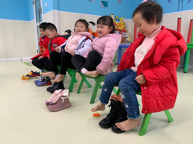 幼儿园的生活每天都装满快乐,幼小衔接组"穿脱鞋袜
