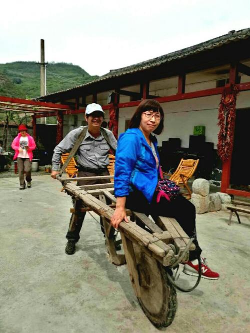鸡公车上,谁家婆姨?细皮嫩肉,好重好重!