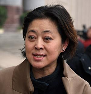 和郭达分手后不久,倪萍赌气嫁给了她的第一任丈夫,生活中的琐事并没