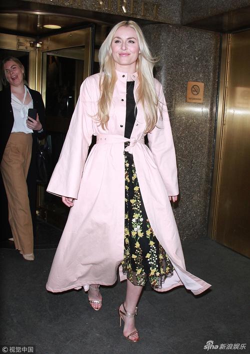 组图:林赛·沃恩化身"粉红女郎" 蹬细高跟露小腿笑容超酥_高清图集