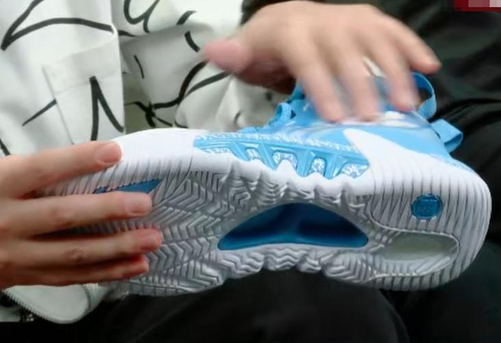 李宁反伍2代曝光!外形张扬中底有,高端外场实战鞋空有其表?