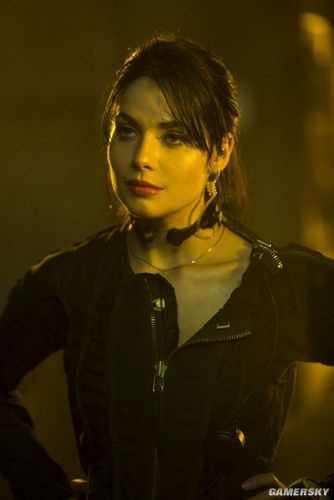 虎胆龙威5曝新剧照父子情人节大闹女特工脱衣露乳