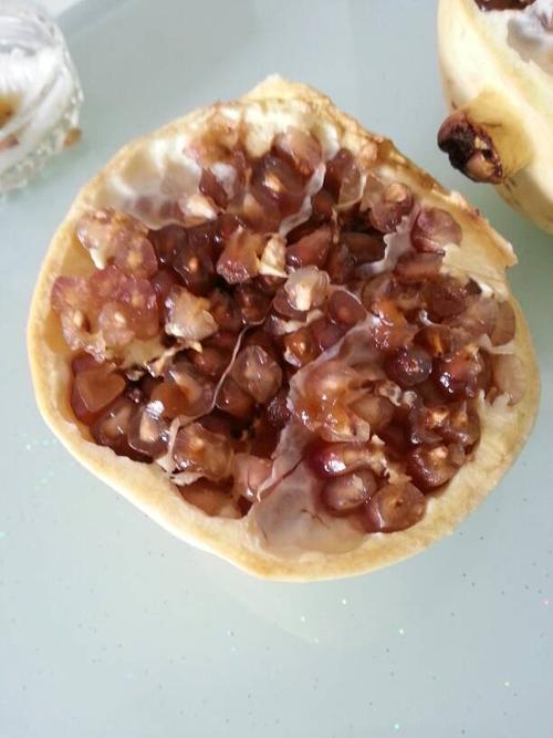 这个石榴是不是坏了?