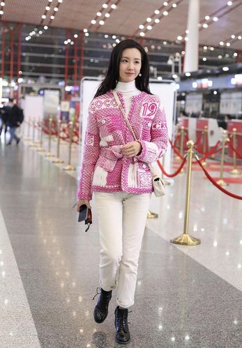 陈都灵粉色上衣搭白裤长发微卷美腿抢镜笑容迷人