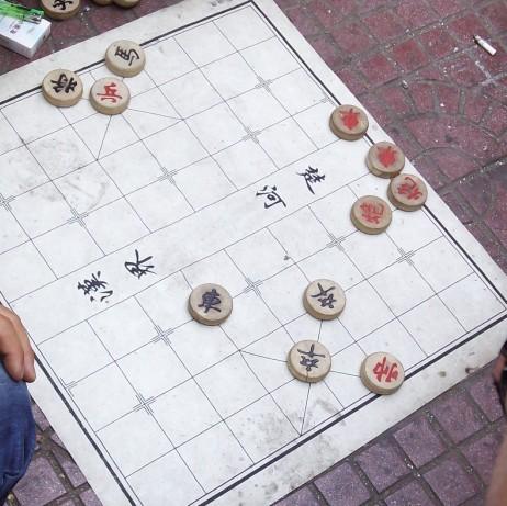 路边摆的棋局,要求红方胜,提示前三步将