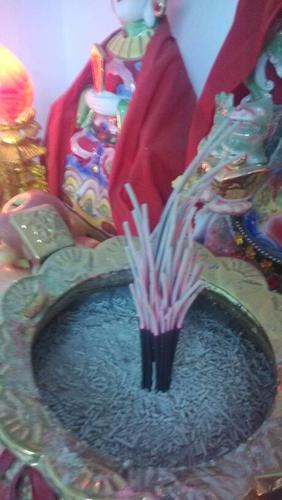 给观音上香中间一根香有火花是什么意思? 火花观音