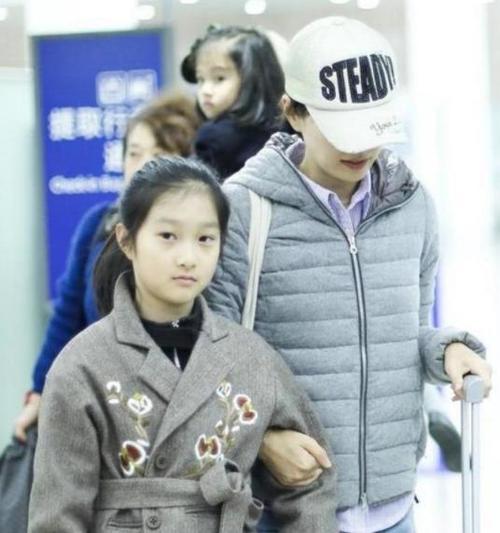 马伊琍女儿文爱马长年夜 了,亭亭玉立多才多艺,真是娶妻当娶马伊琍