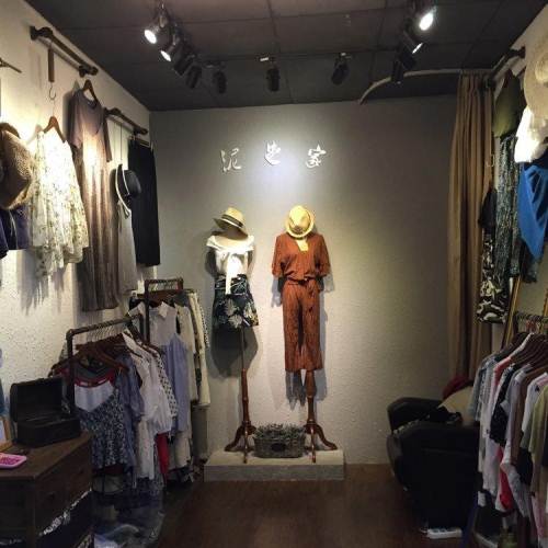 接手可做店面刚装修的,如果你对卖场感兴趣不妨来试试,自己管理自己想