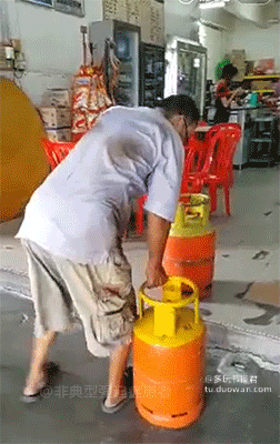 树子就很兴奋天气太干燥,只好这样加湿二师兄的幸福生活,怪不得这么胖