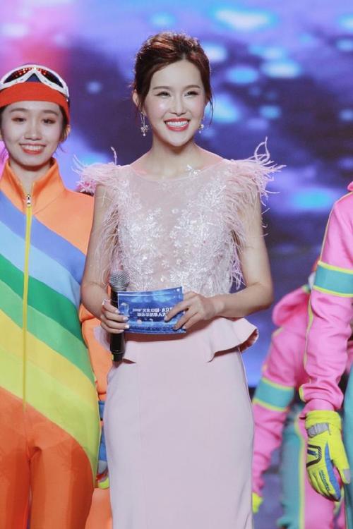 北京卫视养生堂主持人杨雅琪,表情浮夸采访钟南山,被网友批评!