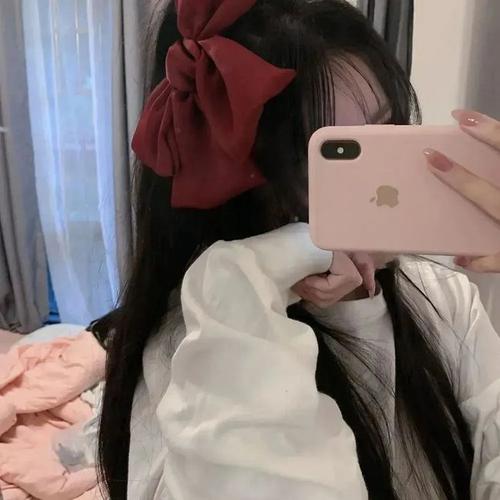 手机挡脸女生头像我们还年轻长长的人生可以受一点风浪