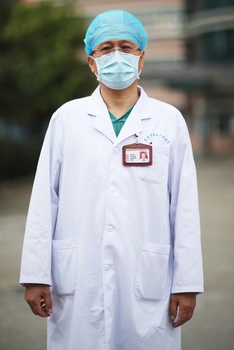 年近六旬的东莞新冠肺炎专家临危受命半夜还在微信群讨论病情