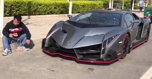 兰博基尼毒药停路边,车主成了吃