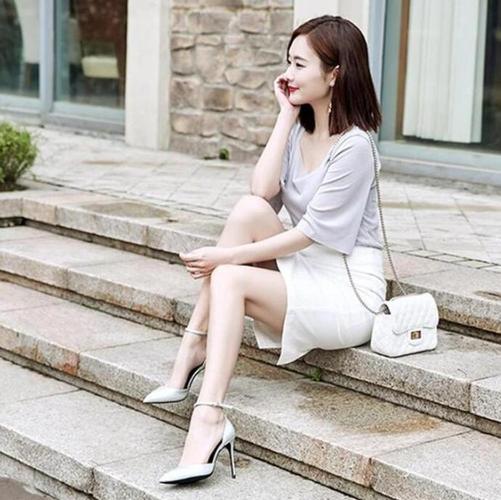 时尚的尖头高跟鞋,修饰漂亮的大长腿,提升女人的品味!