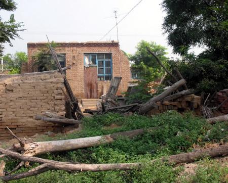 图文:只拆房子不建街 农民两年住"露天"