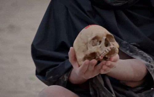 美主持人节目中和印度食人族同吃人脑遭抨击