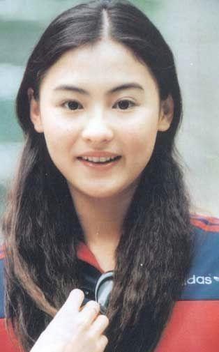 年轻时的张柏芝有一些胖,但清纯无人能比.
