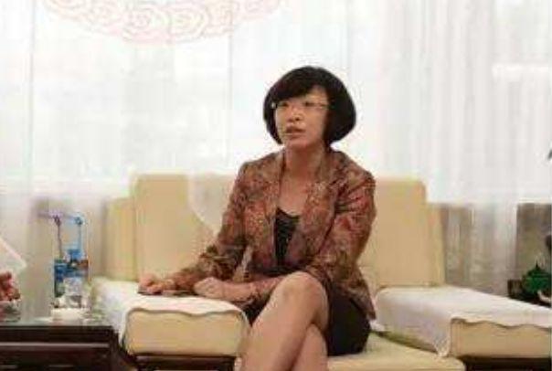女贪官40岁当市长,私生活混乱,为了权力,对男人"来者不拒"!