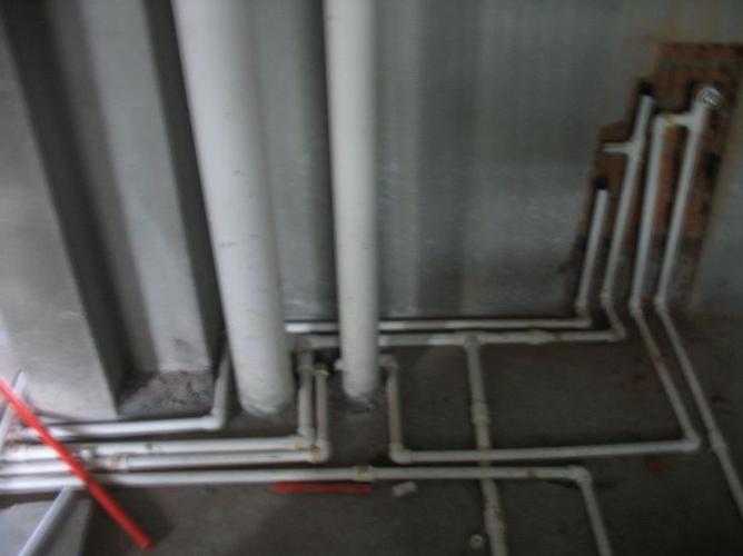 卫生间的水管够多的,因为铺设了循环水系统,简直是密密麻麻.