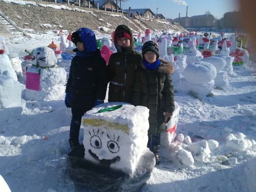 三年一班亲子雪雕作品