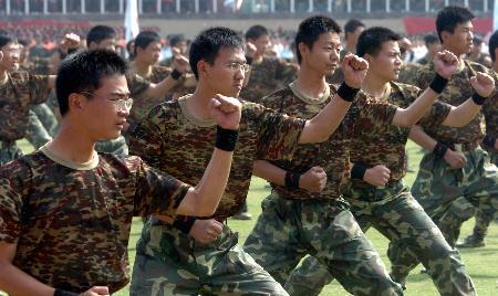 图文:江苏举行大学生军训成果汇报大会(5)