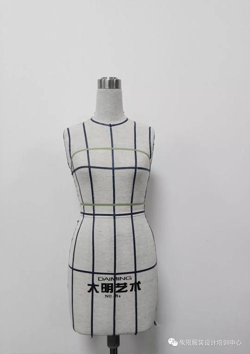 荷叶边一字领鱼尾裙的立裁教程