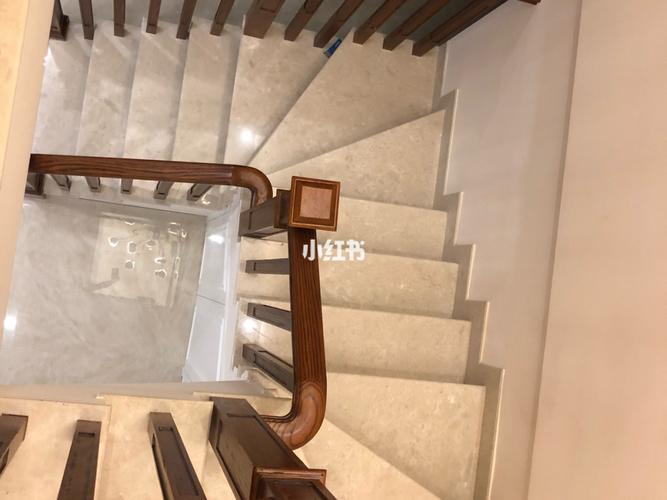 楼梯是老公自己设计的u型楼梯