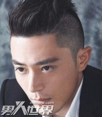 比较适合成熟男士的短发,莫西干发型的特点就是两边的头发剪得比较短