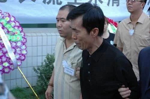 张艳茹并没有阻拦何庆魁去参加高秀敏的葬礼,相反他还在自己的家中为