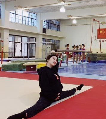体操女神周捷,曾挺孕肚秀一字马,现儿子满月与丈夫十分恩爱