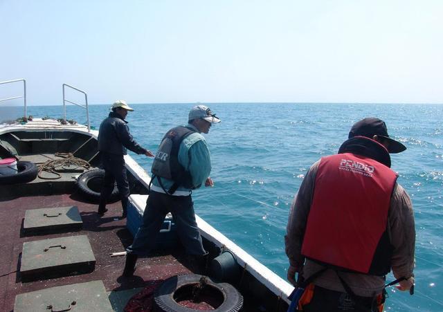 用手线钓鱼的船员们