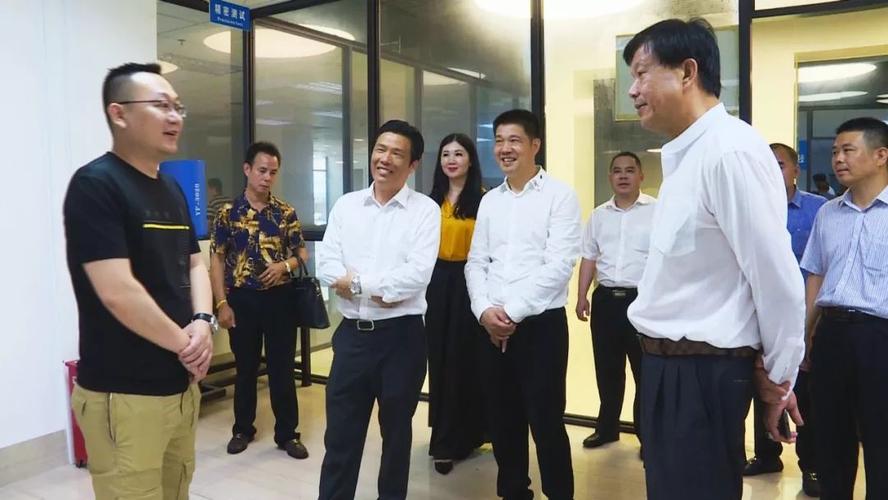 李胜交一行在县委常委,统战部部长梁玉辉,县委常委,副县长卢佳亮