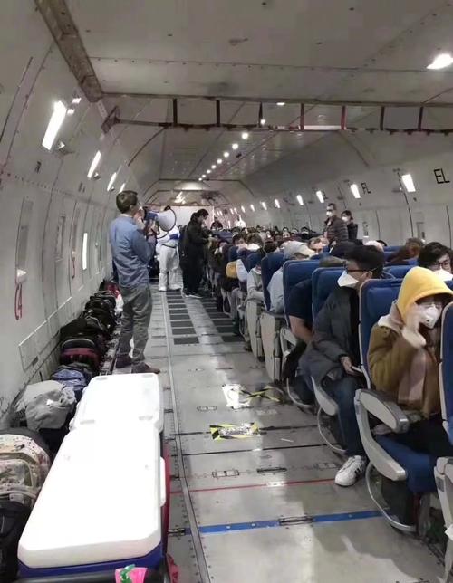 这趟包机,由卡利塔航空 kalitta的波音747货机改装而成,   铺地毯