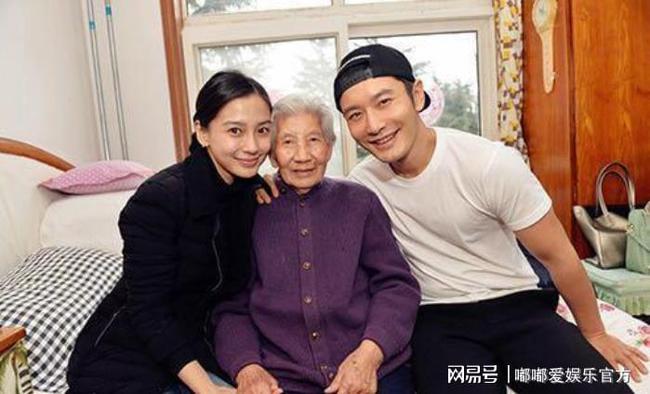 黄晓明近况惹担忧一边吃饭一边戴呼吸机脸色淡定似已习惯