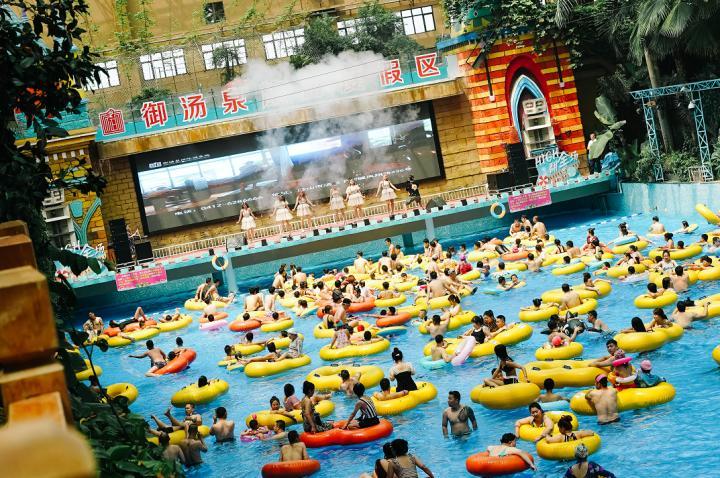 御汤泉旅游度假区水上乐园当日上午就迎来了2000余名游客,国际温泉城
