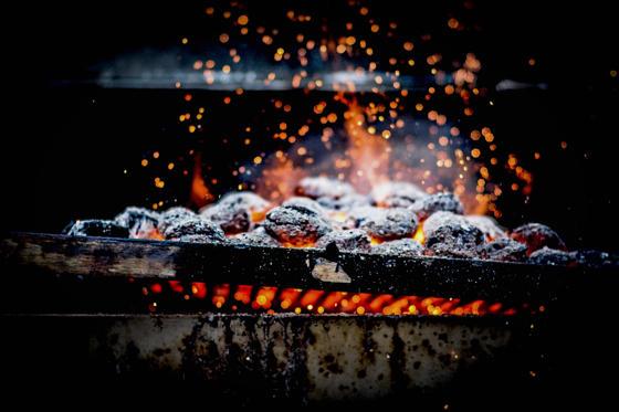 幻灯片 13 - 6: close-up of burning coal on metal grill