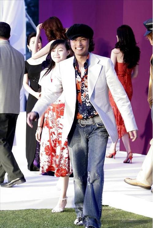 安在旭结婚6周年罕秀恩爱,小9岁妻子产后3月好富态,他